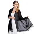 Detailansicht eines eleganten schwarzen Chiffonschals mit Troddelspitze für Abendkleider. - Schwarz