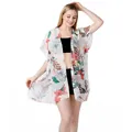 Elegante salida de baño de gasa floral blanca mostrada en un modelo de estudio - Talla única / Túnica (ML509) / Blanco Flor