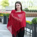 Detailansicht eines roten Spitzen-Schals mit Blumenstickerei und Fransen für Kleider - Rot