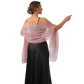 Elegante scialle da sera velato oro rosa con trama luccicante drappeggiato sulla modella. - Rosa Antico