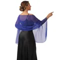 Dettaglio della stola in tulle blu leggero su modella con abito da sera nero lungo - Blu Zaffiro