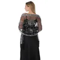 Vue arrière d'un châle en maille noire avec fleurs en paillettes argentées et franges. - Noir & Argent