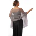 Rückansicht eines transparenten grauen Schals über einem schwarzen Abendkleid. - Dunkelgrau