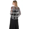 Eleganter schwarzer Netzschal mit dreireihiger silberner Pailletten-Blumenstickerei. - Schwarz und Silber