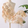 Dettaglio del ricamo floreale con paillettes dorate su elegante scialle in tulle champagne. - Oro champagne