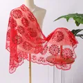 Dettaglio del ricamo floreale con paillettes rosse su un elegante scialle a rete - Rosso