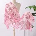 Vista dettagliata dello scialle a rete con fiori di paillettes rosa drappeggiato sulla lampada - Rosa