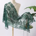 Dettaglio squisito dello scialle ricamato con paillettes verde scuro e motivi floreali - Verde Scuro