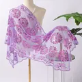 Dettaglio dello scialle in pizzo viola con ricami floreali di grandi paillettes. - Viola chiaro