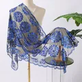 Dettaglio di elegante scialle floreale con paillettes blu reale su rete nera - Nero e Blu