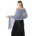 Vue arrière d'un châle en mousseline grise drapé sur une robe de soirée élégante. - Gris foncé