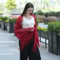 Elegantes rotes Spitzentuch mit floraler Stickerei und Fransen an einem Model präsentiert - Burgunderrot