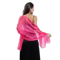 Vista posteriore di uno scialle da sposa in velo fucsia drappeggiato su un abito. - Rosso rosa