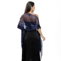Rückansicht eines marineblauen Pailletten-Mesh-Schals mit eleganten langen Fransen - Marineblau