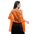 Elegante vista posteriore di uno scialle trasparente arancione su abito da sera - arancio-rosso