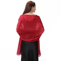 Detalle de elegante chal de noche rojo brillante para vestidos de novia y fiesta formal - Burdeos