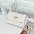 Elegante weiße gesteppte kleine quadratische Handtasche mit goldenem Schloss. - Weiß