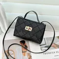 Elegante schwarze gesteppte quadratische Handtasche mit Goldverschluss und Umhängeriemen - Schwarz