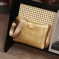 Elegante bolso bandolera dorado con diseño en zigzag grabado para mujer con estilo - Patrón de ondas en zigzag / Dorado