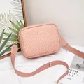 Elegante bolso de cámara acolchado rosa con correa de tela ancha ajustable para mujer. - Rosa