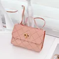 Elegante rosa gesteppte kleine quadratische Handtasche mit Goldschloss - Rosa