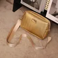 Petit sac à bandoulière doré à motif gaufré avec une large sangle en nylon ajustable - Folded gold