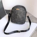 Mini borsa a tracolla in pelle cerata nera vintage con eleganti accenti metallici dorati - Nero