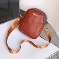 Mini borsa a tracolla vintage in pelle cerata marrone con eleganti dettagli dorati - Marrone chiaro