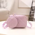 Borsa a tracolla trapuntata lavanda alla moda con portamonete rotondo e tracolla larga - Griglia Viola