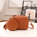 Elegante borsa a tracolla trapuntata marrone con portamonete rotondo coordinato - Griglia Marrone