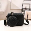 Set di borsa a tracolla trapuntata nera con un piccolo borsellino rotondo. - Onda Nero