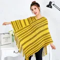 Modelo femenina mostrando un poncho de punto a rayas amarillas y verdes con flecos - Tops / Amarillo