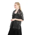 Detailansicht eines eleganten schwarzen Spitzenschals mit Pailletten und edlem Fransenbesatz. - Schwarz