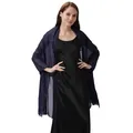 Primer plano del elegante chal de noche azul marino con textura de brillo metálico - Azul marino