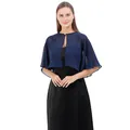 Detailansicht eines dunkelblauen Chiffon-Schal-Achselzuckens über einem Abendkleid - Cape Bolero / Marineblau
