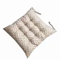 Vue détaillée d'un coussin de chaise carré avec motif à chevrons noirs et attaches - 40*40cm / Vague Thé au Lait