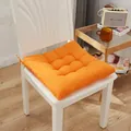 Detalle de un cojín naranja grueso acolchado con lazos de sujeción para sillas de comedor - Naranja