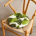 Vista detallada de un cojín de silla redondo y grueso con estampado de hojas monstera - Hoja de Monstera / Diámetro 40CM
