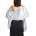 Vue arrière d'un élégant châle en satin argenté drapé sur une robe de soirée noire - Argent Clair