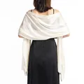 Châle élégant en satin ivoire pour robes de soirée, étole de mariée vue de dos - Blanc Cassé