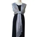 Elegante scialle in lurex argento con fibbia rotonda e frange per matrimoni e cerimonie. - Grigio scuro