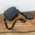 Stylische schwarze Umhängetasche mit grauem Punktmuster und passender runder Geldbörse. - Schwarz