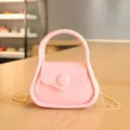 Mini sac à main rose en gelée avec bandoulière chaîne dorée pour un porté croisé - Rose