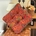Exotisches marokkanisches Bodenkissen mit bunten Pompons und lebendigen Mustern - Quadratisch / 45x45cm / Rot