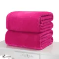 Detailansicht weicher magentafarbener Flanell-Fleecedecken auf einem weißen Dekoständer - 50x70cm / Fuchsia