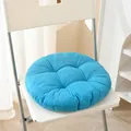Detail eines blauen runden Leinen-Sitzkissens mit Steppung auf einem Stuhl - Leinen Himmelblau / 40CM