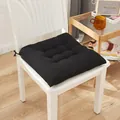 Cojín acolchado negro grueso para sillas de comedor y oficina en un entorno hogar. - Negro
