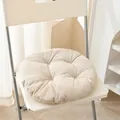 Nahaufnahme eines beigefarbenen runden Sitzkissens aus feinem Leinen auf einem Stuhl - Leinen Beige / 40CM