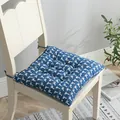 Vista detallada de un cojín de silla azul de algodón y lino con patrón de ganso blanco - 40*40cm / Estilo Pato