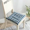 Detalle del cojín de silla grueso de algodón y lino con osos azules sobre una silla blanca. - 40*40cm / Oso polar